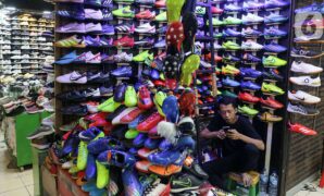 024253200_1698839347-20231101-Pelemahan-Daya-Beli-Masyarakat-Angga-1