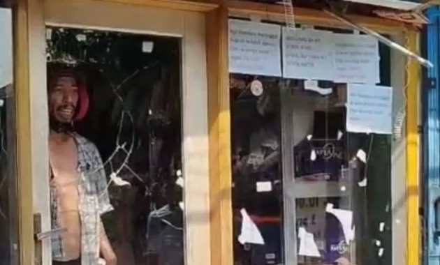 055697700_1760710422-Pria_Diduga_ODGJ_mengamuk_dan_menyandera_dua_anaknya.