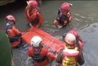061883600_1761541921-Tim_SAR_Temukan_Bocah_Hanyut