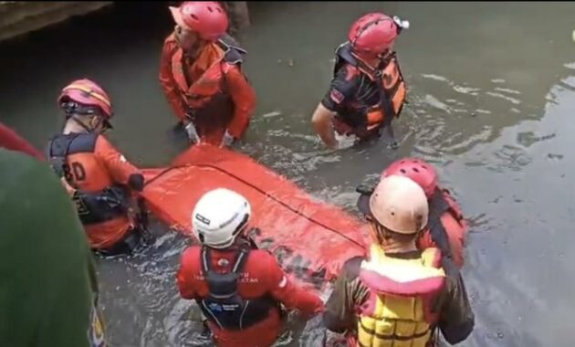 061883600_1761541921-Tim_SAR_Temukan_Bocah_Hanyut