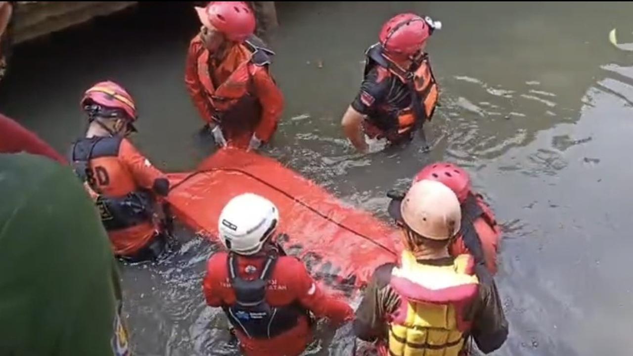 061883600_1761541921-Tim_SAR_Temukan_Bocah_Hanyut