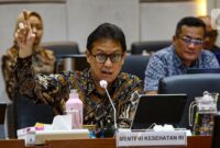 007748400_1739274263-20250211-Menkes_Raker_DPR-ANG_1