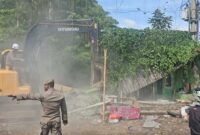 012025000_1763531432-Penertiban_bangunan_liar_di_Depok