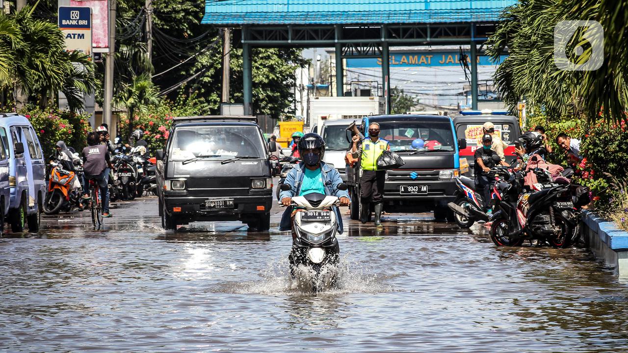 016275000_1591254377-20200604-Banjir-Rob-Rendam-Pasar-Ikan-Muara-Baru-FANANI-6