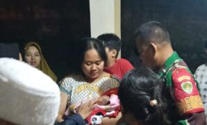 019995900_1763357768-Bayi_ditemukan_di_pos_ronda_sukabumi