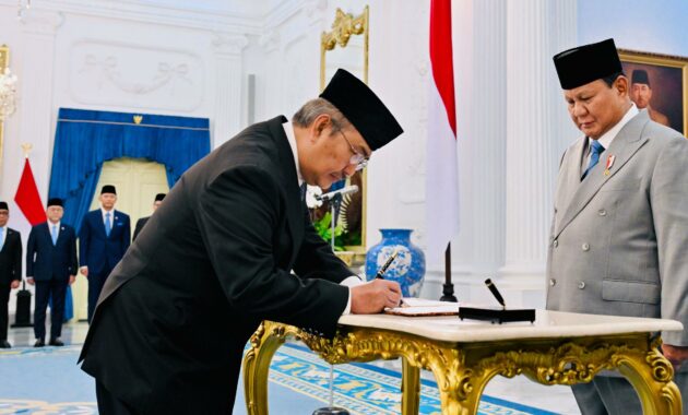 027758900_1762580205-Jimly_Asshiddiqie_saat_dilantik