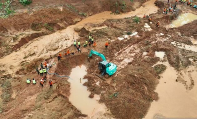 034224300_1763351105-Longsor