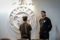 035192200_1762419695-terduga_pelaku_pencurian_21_handphone_di_sejumlah_lokasi_Pulau_Lombok_berinisial_IL_beserta_barang_bukti_di_Mapolda_NTB