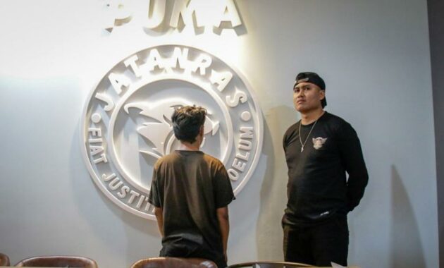 035192200_1762419695-terduga_pelaku_pencurian_21_handphone_di_sejumlah_lokasi_Pulau_Lombok_berinisial_IL_beserta_barang_bukti_di_Mapolda_NTB