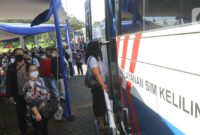 036519800_1591250006-20200604-Antrean-di-SIM-Keliling-Masjid-At-Tin-Taman-Mini-HERMAN-8