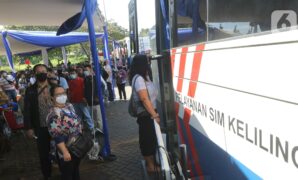 036519800_1591250006-20200604-Antrean-di-SIM-Keliling-Masjid-At-Tin-Taman-Mini-HERMAN-8