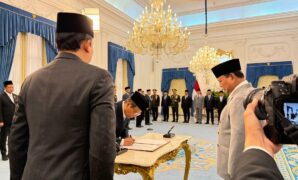 040879000_1762514155-Prabowo_saat_melantik_komisi_reformasi_polri