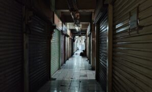 064210500_1763101043-suasana_pasar_pramuka_kios_kosong