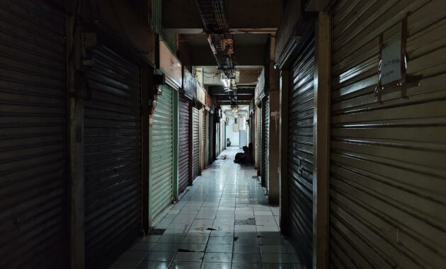 064210500_1763101043-suasana_pasar_pramuka_kios_kosong