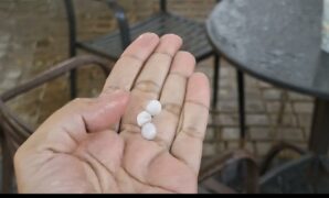 064464300_1761907628-Hujan_es_di_tangerang