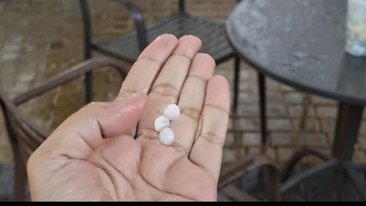 064464300_1761907628-Hujan_es_di_tangerang