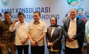 076256400_1763354031-Wakil_Ketua_DPR_Cucun_Ahmad_Syamsurijal__kedua_dari_kanan_