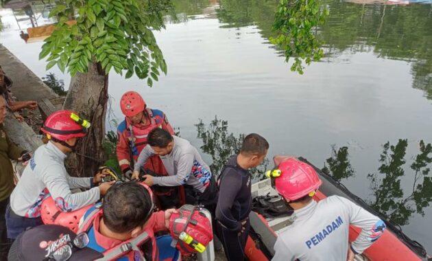 081152300_1763616396-Pria_Diduga_Maling_Tewas_Usai_Terjun_ke_Kali_Sunter