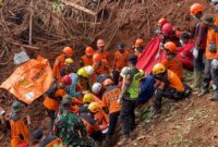 090051800_1763208030-Jenazah_Korban_Longsor_Cibeunying_2