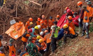 090051800_1763208030-Jenazah_Korban_Longsor_Cibeunying_2