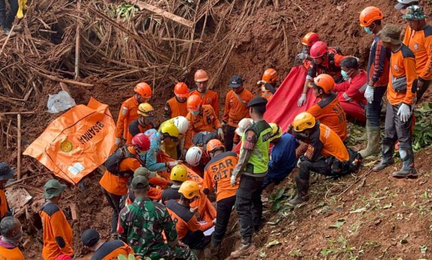 090051800_1763208030-Jenazah_Korban_Longsor_Cibeunying_2