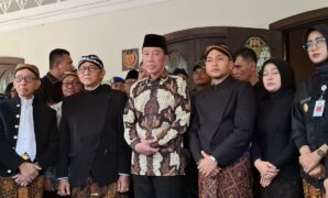 093500200_1762426999-Maha_Menteri_Keraton_Kasunan_Surakarta_Tedjowulan__kiri_Joko_Widodo_