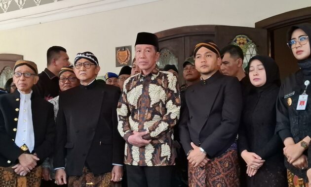 093500200_1762426999-Maha_Menteri_Keraton_Kasunan_Surakarta_Tedjowulan__kiri_Joko_Widodo_