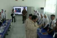 096594900_1763355074-Presiden_Prabowo_Subianto_di_SMP_4_Kota_Bekasi