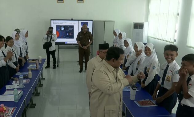 096594900_1763355074-Presiden_Prabowo_Subianto_di_SMP_4_Kota_Bekasi