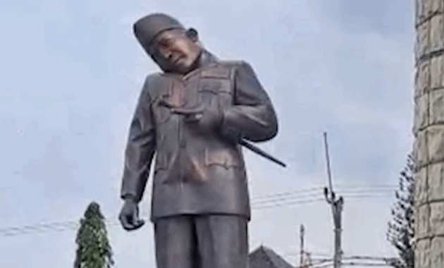 096738100_1763525019-Patung_Soekarno_di_Indramayu_patah_leher_dan_miring