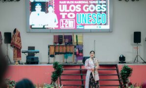 21200_1762315904-Ketua_Dekranasda_Provinsi_Sumut_Kahiyang_Ayu__Menghadiri__Peringatan_Hari_Ulos_Nasional_Tahun_2025_di_Anjungan_Sumut__Taman_Mini_Indonesia_Indah__TMII___Jakarta__Minggu__2112027_.