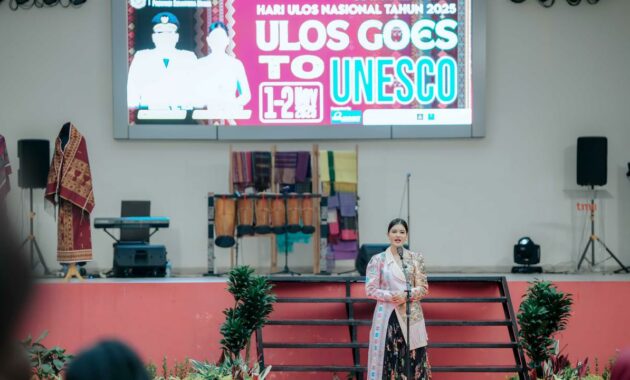 21200_1762315904-Ketua_Dekranasda_Provinsi_Sumut_Kahiyang_Ayu__Menghadiri__Peringatan_Hari_Ulos_Nasional_Tahun_2025_di_Anjungan_Sumut__Taman_Mini_Indonesia_Indah__TMII___Jakarta__Minggu__2112027_.