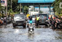 016275000_1591254377-20200604-Banjir-Rob-Rendam-Pasar-Ikan-Muara-Baru-FANANI-6