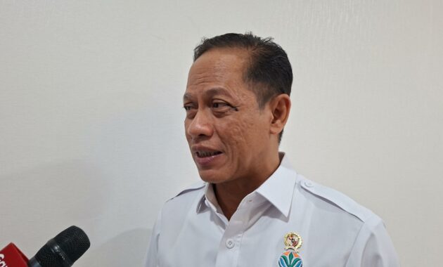 017004700_1765195618-Menteri_Lingkungan_Hidup__Hanif_Faisol_Nurofiq