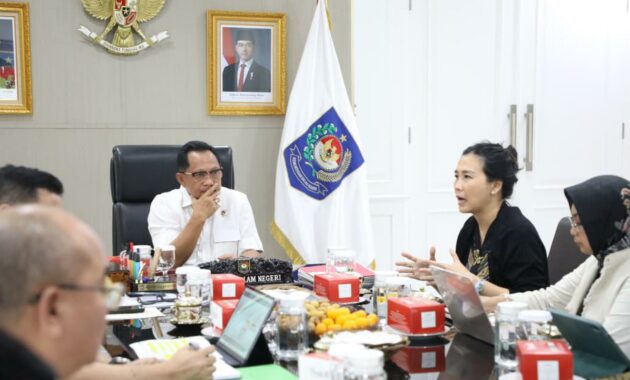 018423700_1764896187-Mendagri_dan_Wamen_PPPA