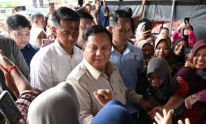 045022800_1765619207-Prabowo_usai_Meninjau_Korban_Bencana