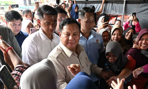 045022800_1765619207-Prabowo_usai_Meninjau_Korban_Bencana