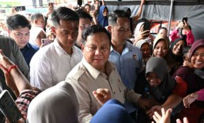 045022800_1765619207-Prabowo_usai_Meninjau_Korban_Bencana