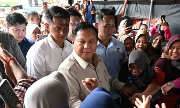 045022800_1765619207-Prabowo_usai_Meninjau_Korban_Bencana