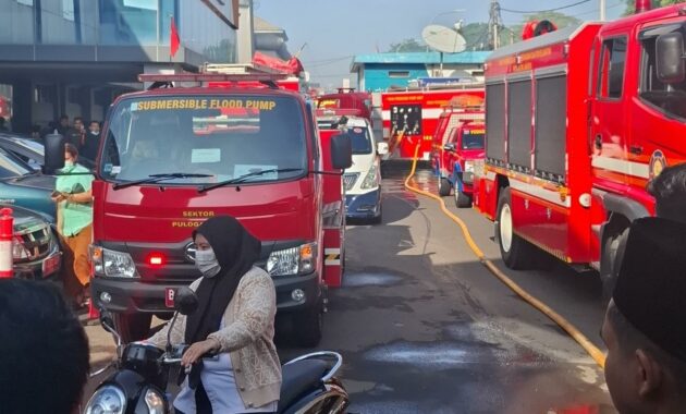 058850800_1764557016-Kebakaran_di_RS_Pengayoman