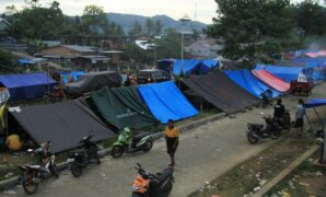 059972500_1612095530-PENGUNGSI_GEMPA_SULBAR_3