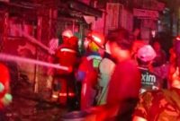 062479600_1766123934-Petugas_damkar_memadamkan_api_yang_membakar_rumah_dan_menewaskan_lima_orang_di_Penjaringan
