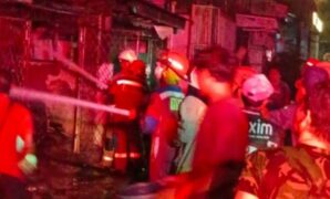 062479600_1766123934-Petugas_damkar_memadamkan_api_yang_membakar_rumah_dan_menewaskan_lima_orang_di_Penjaringan