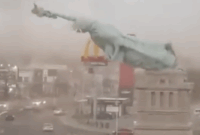 073030800_1765870412-patung_liberty_brasil_roboh