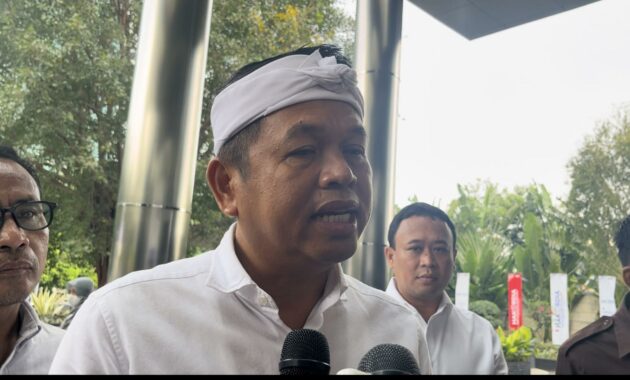 085620300_1765421003-Gubernur_Jawa_Barat_Dedi_Mulyadi__2_