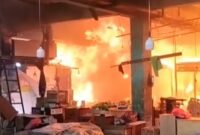 097137200_1765762670-Kebakaran_Pasar_Induk_Kramat_Jati