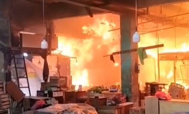 097137200_1765762670-Kebakaran_Pasar_Induk_Kramat_Jati