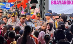 kapolri_tinjau_posko_pengungsian_bencana_alam_di_aceh_tamiang-lhGJ_large