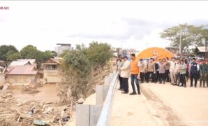 prabowo_cek_tumpukan_kayu_yang_terbawa_banjir_di_aceh_tamiang-Angb_large