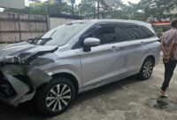 005598800_1765795934-Mobil_di_Depok_rusak_tertimpa_pohon